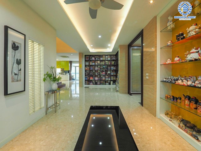 *****บ้านเดี่ยวมือสองย่านกรุงเทพฯ ม.เอ็นริช พาร์ค กาญจนาภิเษก หลังมุม เนื้อที่กว้างเกือบ 263 ตร.ว. ฟังก์ชัน 3 ห้องนอน 4 ห้องน้ำ ที่จอดรถ 4 คัน บ้านหลังใหญ่ ตกแต่งพร้อมอยู่ พื้นที่รอบบ้านกว้างขวาง โครงการอยู่ติดถนนกาญจนาภิเษก เดินทางสะดวกด้วยรถไฟฟฟ้าสายสีน้ำเงิน "สถานีหลักสอง" จองเลย!